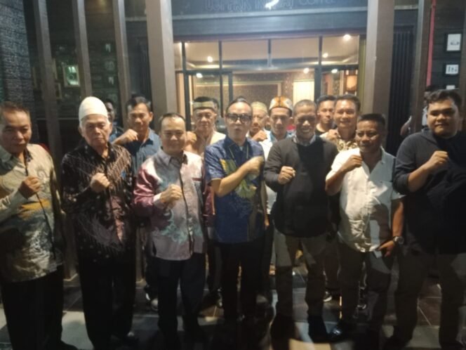 
					Relawan Prabowo Mania 08 gelar silaturahmi dengan semua tokoh di Bulungan. Berlangsung di salah satu kafe di Tanjung Selor, Jumat (15/9) malam.

