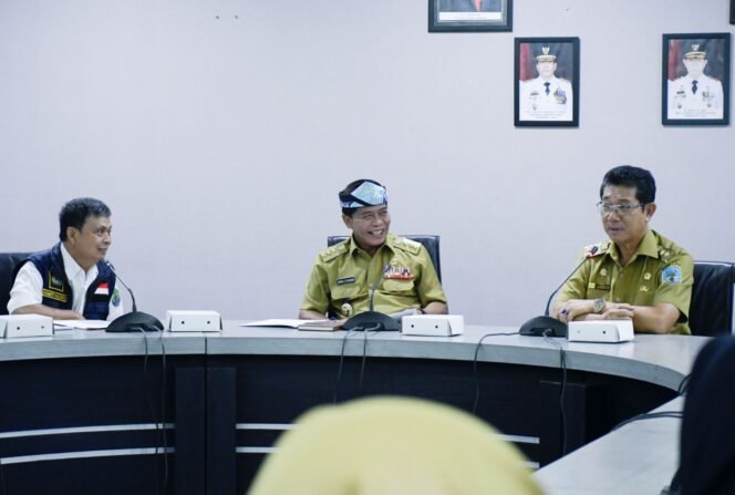 
					RAPAT PERSIAPAN : Gubernur â€“ Wakil Gubernur Kaltara, Drs H Zainal A Paliwang SH, M.Hum â€“ Dr Yansen TP, M.Si mengikuti Rapat Persiapan Silaturahmi Komite Indonesia Bersatu di Ruang Rapat Benuanta, Kantor Gubernur, Senin (18/9). Foto : Dkisp Kaltara 

