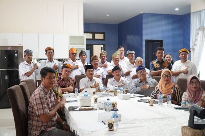 
					PERSIAPAN : Gubernur Kaltara, Drs H Zainal A Paliwang SH, M.Hum mengikuti Rapat Persiapan Munas Asprindo, Ahad (17/9).Foto : Dkisp Kaltara 

