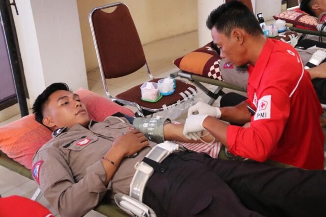 
					Polda Kalimantan Utara menggelar kegiatan donor darah dalam rangka menyambut Hari Lalu Lintas Bhayangkara yang ke-68, Selasa (19/9).
