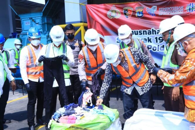 
					Kapolda Kaltara Melaksanakan Pemusnahan Barang Bukti TP Perdagangan Impor Ilegal Pakaian Bekas (Ballpress), Rabu (20/9)

