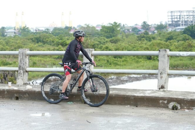 
					Gubernur Kalimantan Utara (Kaltara), Drs. H. Zainal A. Paliwang, S.H., M.Hum, Cek Pengerjaan Normalisasi Sungai Selor Sambil Bersepeda, Sabtu (23/9).

