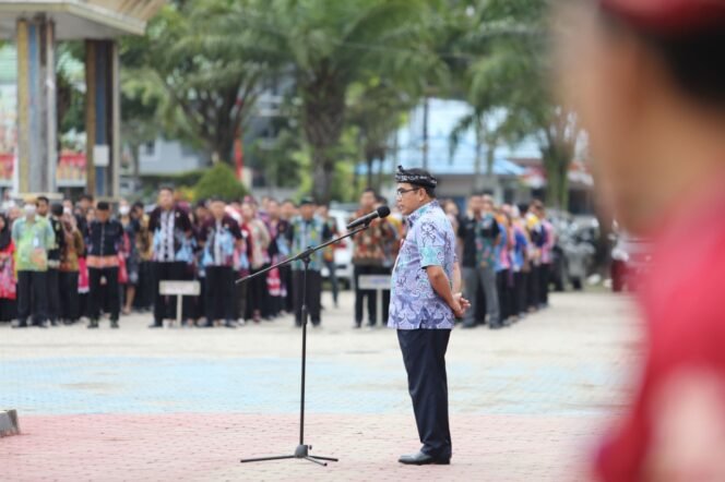 
					GERAK CEPAT : Sekprov Kaltara, Dr H Suriansyah, M.AP memimpin apel pagi gabungan di Lapangan Agatis, Senin (25/9)

