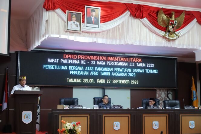 
					PERSETUJUAN BERSAMA : Gubernur Kaltara, Drs H Zainal A Paliwang SH, M.Hum menghadiri Rapat Paripurna ke 23 di Ruang Rapat DPRD Kaltara, Rabu (27/9).Foto : Dkisp Kaltara 

