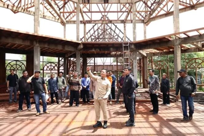 
					Bupati Ibrahim Ali dan Ketua DPRD Jamhari Melaksanakan Monev Pembangunan di Tana Tidung, Sabtu (23/9)


