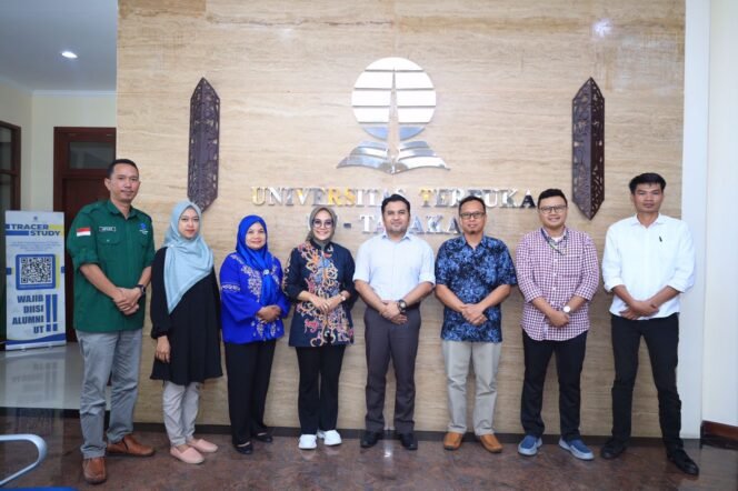 
					Bunda paud Tana Tidung Vamelia Ibrahim Ali  bersama Plt Kepala Dinas Pendidikan dan Pendidikan melakukan kunjungan Kerja di Universitas Terbuka di Tarakan, dan diterima dengan sangat baik oleh Direktur UT Tarakan, Bapak Rahmaddian, M.M. beserta jajarannya. Di Kampus UT tarakan. Rabu (27/09/2023).

