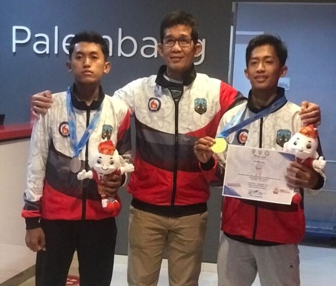 
					JAWARA KALTARA : Kadispora, Obed Danile LT berfoto bersama peserta asal Kaltara yang memperoleh medali emas dan perak melalui cabor Taekwondo.

