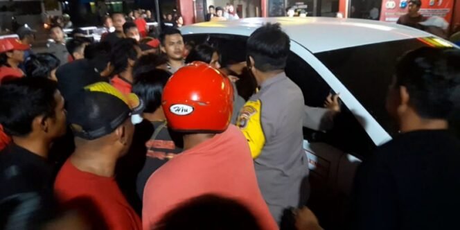 
					Massa Berkumpul di Depan Mako Polres Tarakan Menunggu TKA yang Diduga Melakukan Penganiayaan Tenaga Kerja Lokal. Foto: ist