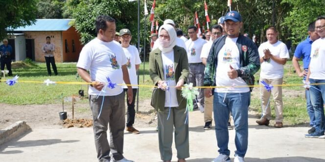 
					Peresmian area pengolahan sampah plastik Sae Lanuka oleh Ketua DPRD Kabupaten Nunukan Hj. Rahma Leppa Hafid (tengah) Didampingi Tarakan Field Manager PT Pertamina EP Tarakan Field Isrianto Kurniawan dan Kalapas Nunukan I Wayan Nurasta Wibawa. Foto: Pertamina 