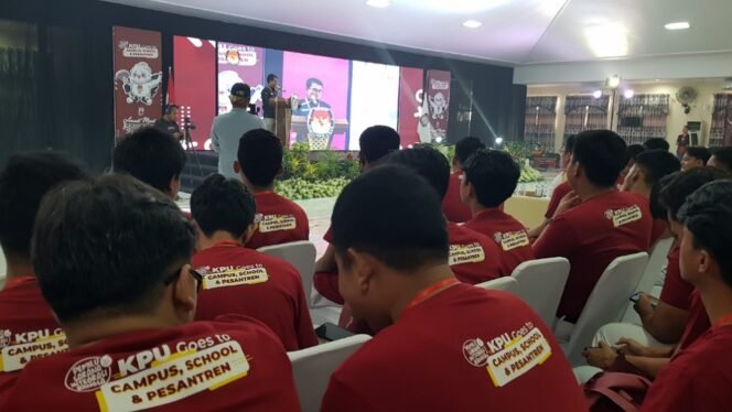 
					Tingkatkan partisipasi pemilih, KPU Goes To School. Foto : Fokusborneo.com 