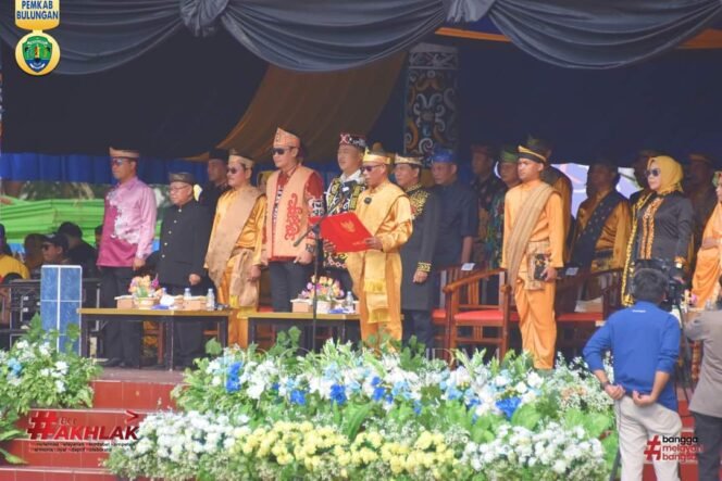 
					Bupati Bulungan, Syarwani  pimpin upacara puncak peringatan Hari Jadi Kota Tanjung Selor ke 233 dan Kabupaten Bulungan ke 63 tahun 2023 berlangsung di Lapangan Agathis, Tanjung Selor pada Kamis (12/10). 