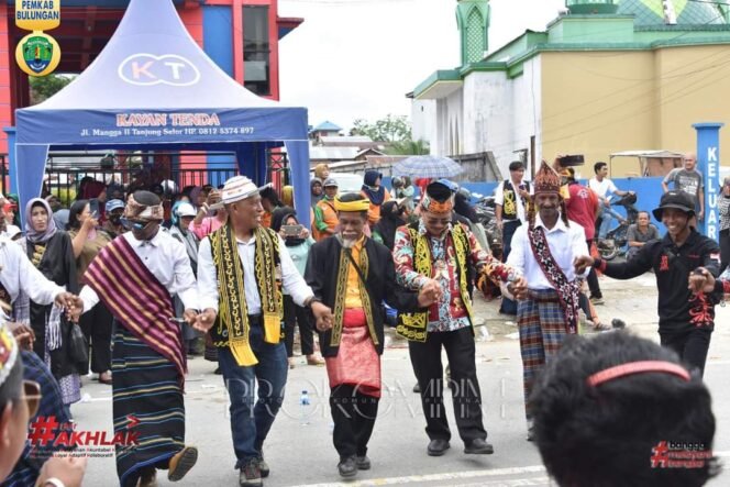 
					Meriahnya Pawai Adat Budaya di Bulungan