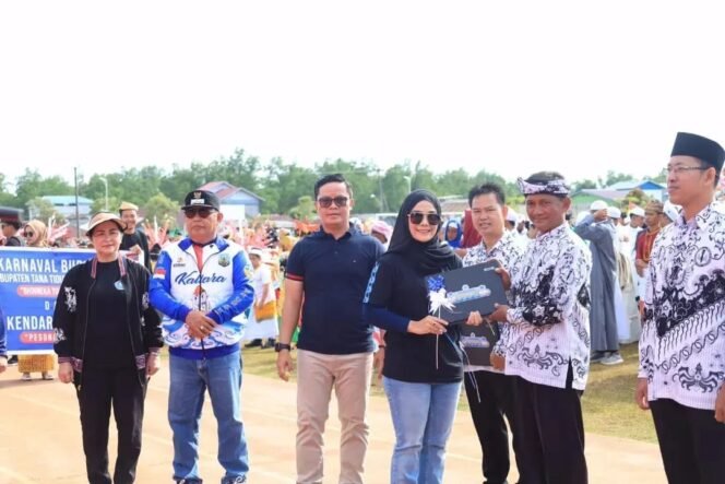 
					BANTUAN: Ketua TP PKK Tana Tidung, Vamelia Ibrahim bersama Bupati Tana Tidung Ibrahim Ali dan Wakil Bupati Hendrik saat memberikan laptop secara simbolis kepada guru di kegiatan karnaval dan kendaraan hias pesona budaya Tana Tidung.




