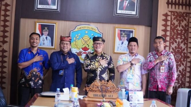 
					SILAHTURAHMI: Bupati Tana Tidung Ibrahim Ali saat menyambut silahturahmi RS Pertamina Tarakan.

