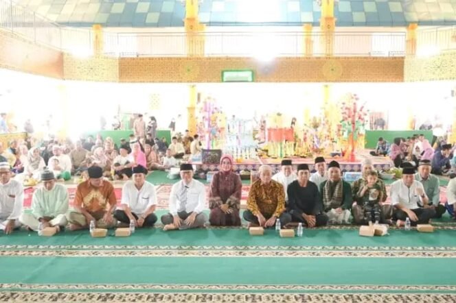 
					Bupati Tana Tidung Ibrahim Ali menghadiri Tasmiyah Masal dalam rangka Maulid Nabi Muhammad SAW Tahun 1445 H/2023 M yang diselenggarakan oleh BAZNAS Tana Tidung bertempat di Masjid Agung At-Taqwa Kabupaten Tana Tidung, Sabtu (30/9)