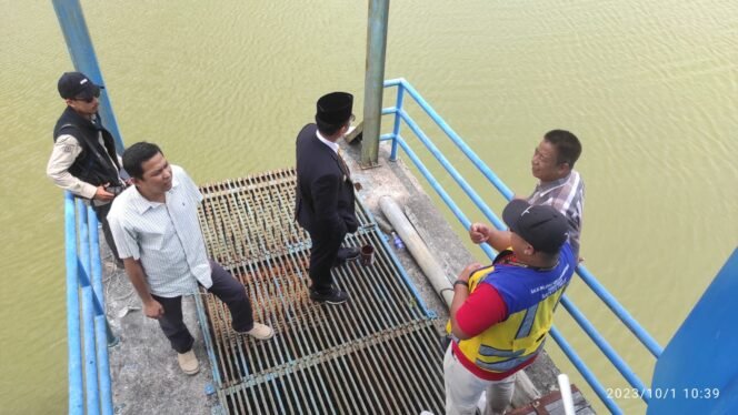 
					Wali Kota Balikpapan Rahmad Masud bersama jajaranyan dan Dewan Pengawas PTMB meninjau kondisi aktual Waduk Teritip, Balikpapan Timur, Minggu (1/10/2023). 
