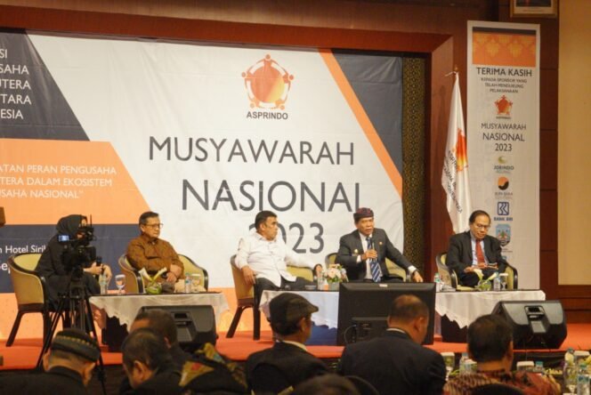 
					ASPRINDO : Gubernur Kaltara, Drs H Zainal A Paliwang SH, M.Hum menjadi narasumber Seminar Ekonomi di Munas Asprindo di Jakarta, Sabtu (30/9).Foto : Dkisp Kaltara 

