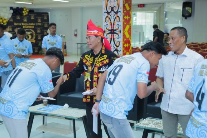 
					PELEPASAN : Gubernur Kaltara, Drs H Zainal A Paliwang SH, M.Hum didampingi Ketua Asprov PSSI Kaltara, Syarwani S.Pd, M.Si melepas kontingen Pra PON Cabor Sepak Bola di Gedung Gadis, Sabtu (7/10). 

