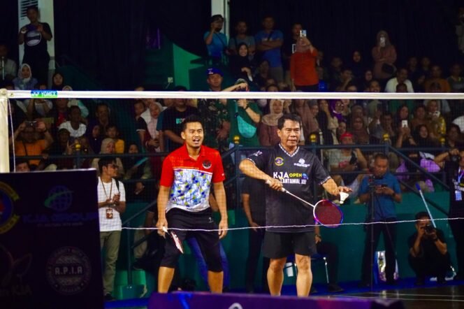 
					PEMBUKAAN : Gubernur Kaltara, Drs H Zainal A Paliwang SH, M.Hum berpasangan dengan Atlet Bulutangkis Dunia, Tontowi Ahmad di Kejuaraan Bulutangkis terbesar se Kaltara di Gor Naga Mas Kota Tarakank, Jumat (6/10) lalu.

