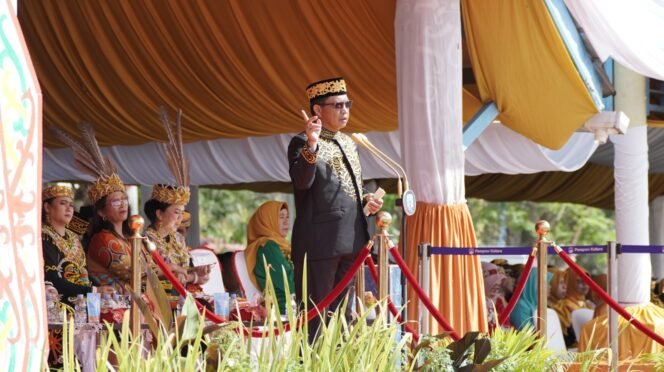 
					HUT KALTARA : Pemprov memastikan Ketua MPR RI menjadi Irup Hari Jadi ke 11 Provinsi Kaltara. Tampak pelaksanaan HUT ke 10 Kaltara dihadiri Mendagri, Muhammad Tito Karnavian.Foto : Dkisp Kaltara 

