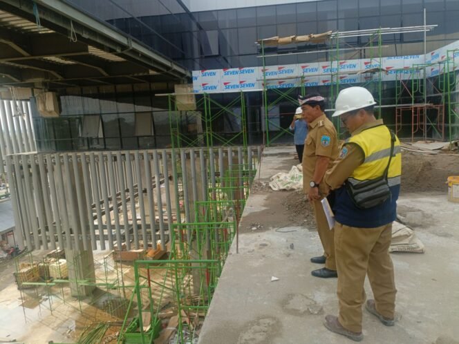 
					GEDUNG BARU : Gubernur Kaltara, Drs H Zainal A Paliwang SH, M.Hum kembali meninjau progress pembangunan gedung baru Setdaprov, Rabu (10/10). 


