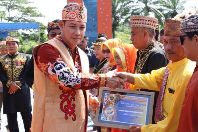 
					Kepala Kepolisian Daerah Kalimantan Utara Irjen Pol. Daniel Adityajaya, S.H, S.I.K, M.Si, menghadiri dan mengikuti upacara peringatan hari jadi ke-233 Kota Tanjung Selor dan hari jadi ke-63 Kabupaten Bulungan di Lapangan Agathis, Kamis (12/10)

