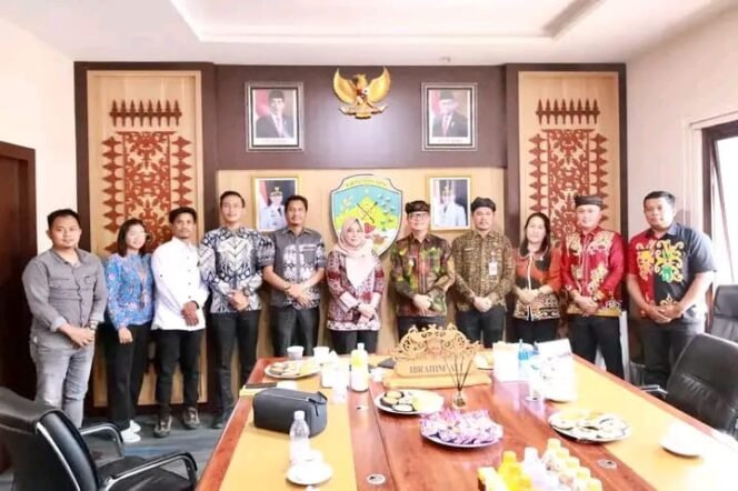 
					HADIRI: Bupati Tana Tidung, Ibrahim Ali saat menghadiri Exit Meeting Ombudsman yang dilaksanakan di Ruang Rapat Bupati, Kamis (12/10/2023).