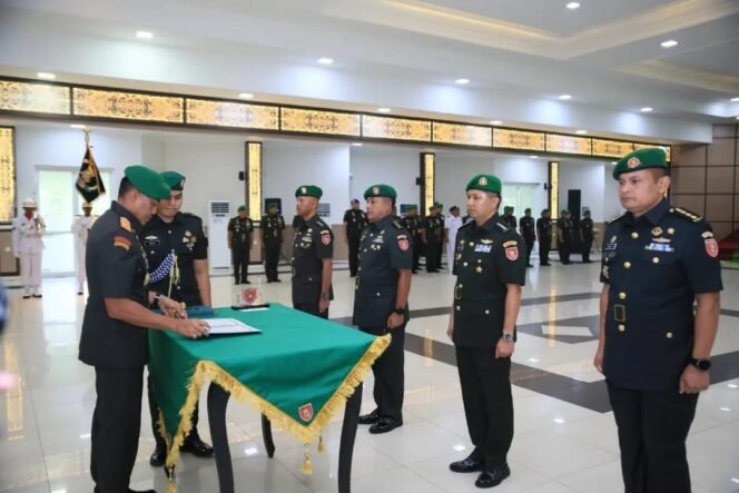 
					Pangdam VI/Mlw Mayjen TNI Tri Budi Utomo memimpin Acara Serah Terima Jabatan Pejabat Kodam VI/Mulawarman serta Tradisi Penerimaan dan Pelepasan yang di gelar di Aula Markas Kodam VI/Mlw, Jumat (13/10)

