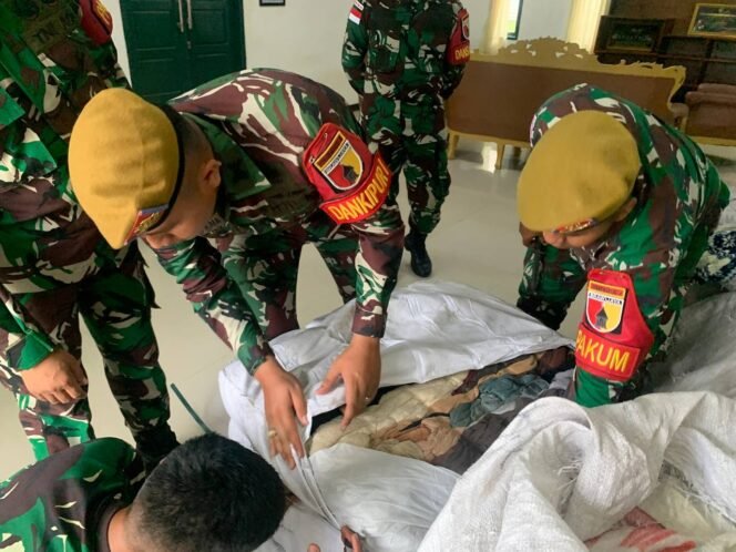 
					Satgas Pamtas RI - Malaysia Batalyon Arhanud 8/MBC berhasil menggagalkan penyelundupan barang ilegal berupa Ballpress (pakaian bekas) di Sebatik. Jumat (13/10/23).

