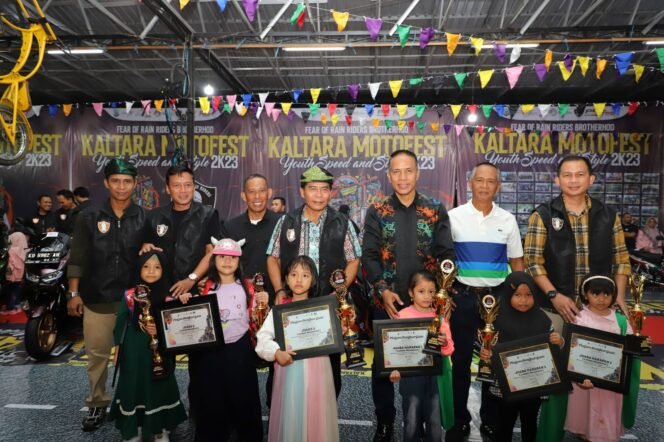 
					MOTOFEST : Gubernur Kaltara, Drs H Zainal A Paliwang SH, M.Hum mengikuti pelaksanaan Kaltara Motofest 2023 di Jalan Sengkawit, Sabtu (14/10).Foto: Dkisp Kaltara 


