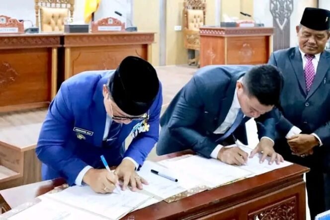 
					RAPAT: Bupati Ibrahim Ali saat menghadiri rapat paripurna ke-XV masa sidang III tahun 2023.