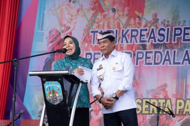 
					FESTIVAL TARI : Gubernur Kaltara, Drs H Zainal A Paliwang SH, M.Hum didampingi Ketua TP-PKK Kaltara Hj Rahmawati, SH menghadiri Festival Tari, Musik Kreasi Pesisir dan Pedalaman di SMK Negeri 1 Tanjung Selor, Rabu (18/10).

