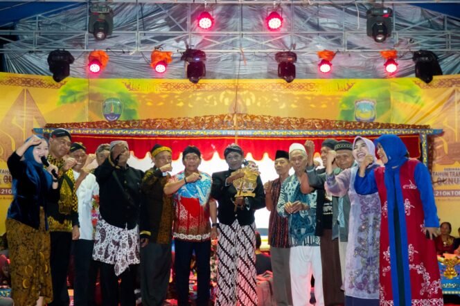 
					ULANG TAHUN : Gubernur Kaltara Drs. H. Zainal A. Paliwang SH, M.Hum bersamaGubernur Kalimantan Utara (Kaltara) Drs. H. Zainal A. Paliwang, S.H., M.Hum. bersama Ketua Tim Penggerak Pemberdayaan dan Kesejahteraan Keluarga (TP-PKK) Provinsi Kaltara Hj. Rahmawati Zainal, S.H. hadiri pagelaran wayang kulit dalam rangka Hari Ulang Tahun (HUT) ke-50 tahun Desa Gunung Putih yang digelar di lapangan Krido Bantolo pada hari Rabu (18/10) malam.

