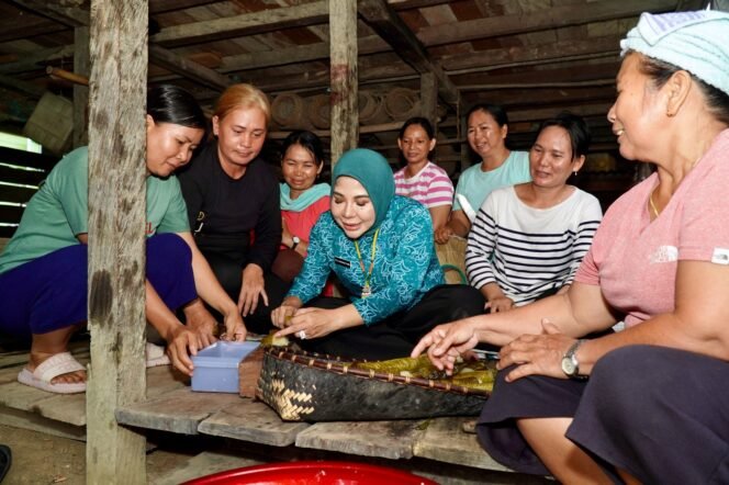 
					Ketua Tim Penggerak Pemberdayaan Kesejahteraan Keluarga Kalimantan Utara, Hj. Rahmawati Zainal, SH., mengunjungi Desa Long Bang, Kecamatan Peso Hilir, Rabu (18/10). 