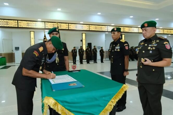 
					Pangdam VI/Mlw Mayjen TNI Tri Budi Utomo mempimpin acara serah terima jabatan Komandan Korem 092/Maharajalila dari Brigadir Jenderal TNI Ari Estefanus, S.Sos., M.Sc.kepada Kolonel Inf Adek Chandra Kurniawan, S.I.P. Jumat (20/10)

