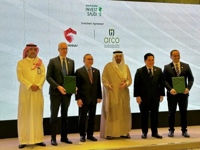 
					Penyerahan Letter of Intent (LoI) oleh CEO ACWA Power, Marco Arcelli, kepada Deputi Bidang Pendanaan Investasi OIKN, Agung Wicaksono. Penyerahan LoI disaksikan langsung oleh Menteri Perdagangan RI, Zulkifli Hasan, Menteri BUMN RI sekaligus Menko Marves ad interim, Erick Thohir, dan Menteri Investasi Arab Saudi, Khalid A. Al Falih, di Riyadh, Arab Saudi pada Kamis (19/10/2023).