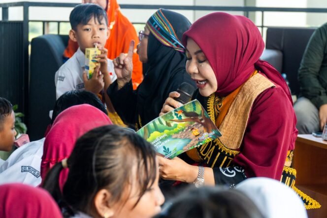 
					BUDAYAKAN MEMBACA : Bunda Literasi Kaltara, Hj Rahmawati Zainal SH menghadiri acara Bedah Buku dan Peluncuran Buku Anak di Kantor Dinas Perpustakaan dan Kearsipan Provinsi Kaltara, Senin (23/10).



