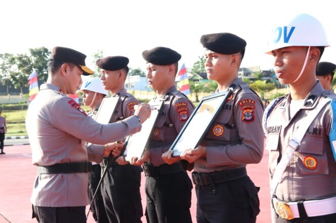 
					Kepala Kepolisian Daerah Kalimantan Utara Irjen Pol. Daniel Adityajaya, S.H, S.I.K, M.Si, pimpin upacara pemberian penghargaan kepada personil Polda Kaltara dan 6 orang personil mendapat Punishment Pemberhentian Tidak Dengan Hormat (PTDH) di lapangan apel Mapolda Kaltara, Senin (23-10-2023).


