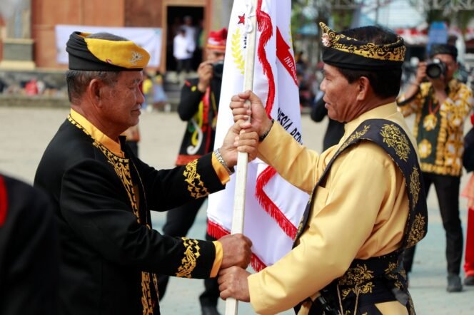 
					Gubernur Kaltara, Drs H Zainal A Paliwang SH, M.Hum memimpin Deklarasi Komunitas Antar Etnis Indonesia Bersatu di Lapangan Agatis, Rabu (25/10).

