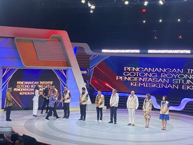 
					PENGHARGAAN : Kepala Disdikbud Kaltara, Teguh Henri Sutanto mewakili Gubernur Kaltara Drs H Zainal A Paliwang, SH, M.Hum meraih penghargaan dari KG Media-Tribun Network dalam menekan angka stunting dan kemiskinan ekstrem.

