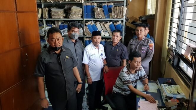 
					Kepala UPT Bapenda Kota Tarakan Irawan bersama Ketua dan Anggota DPRD Provinsi Kaltara tinjau gudang penyimpangan berkas. Foto : Fokusborneo.com