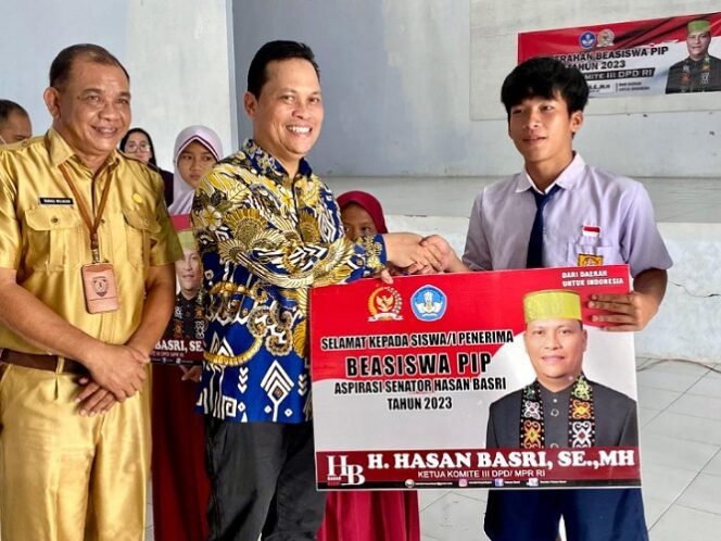 
					Ketua Komite 3 DPD RI Hasan Basri serahkan bantuan beasiswa KIP di Malinau. Foto : Ist