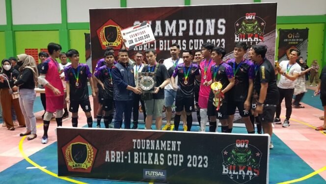 
					Ketua DPW ABRI-1 Kaltara Ibnu Prayudo serahkan piala Anies Baswedan kepada juara 1 Telemedia. Foto : Fokusborneo.com 