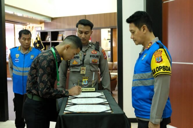 
					Kapolda Kaltara Irjen Pol Daniel Adityajaya,S.H.,S.I.K.,M.Si didampingi Irwasda Polda Kaltara Kombes Pol R. Andria Martinus, M.H pimpin kegiatan pelaksanaan Fakta Integritas dalam rangka penyelenggaraan rekrutmen proaktif Bintara Polri T.A.2023 bertempat di Ruang Rapat Kapolda Kaltara, Senin (6/11).