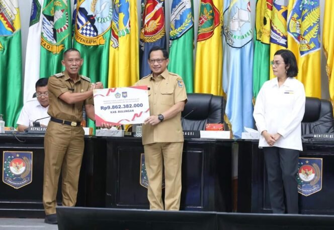 
					Bertempat di Gedung Sasana Bhakti Praja Lantai 3 Kementerian Dalam Negeri, Jalan Medan Merdeka Utara, Jakarta Pusat, Bupati Bulungan Syarwani  menerima insentif untuk kinerja pengendalian inflasi terbaik pada periode III Tahun 2023.