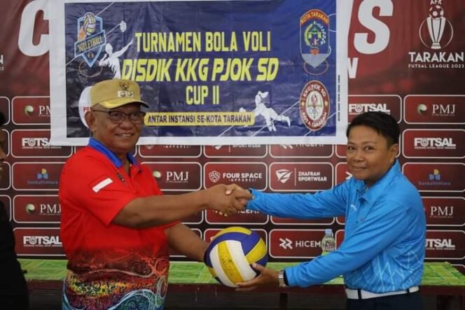
					Wawali Tarakan Effendhi Djufrianto membuka Turnamen KKG PJOK SD Cup II. Foto : Humas Pemkot.