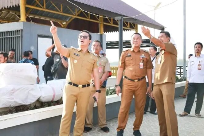 
					TINJAU: Bupati Ibrahim Ali saat peninjauan dan pengecekan persiapan MTQH XV Kabupaten Tana Tidung di Pelabuhan Keramat.





