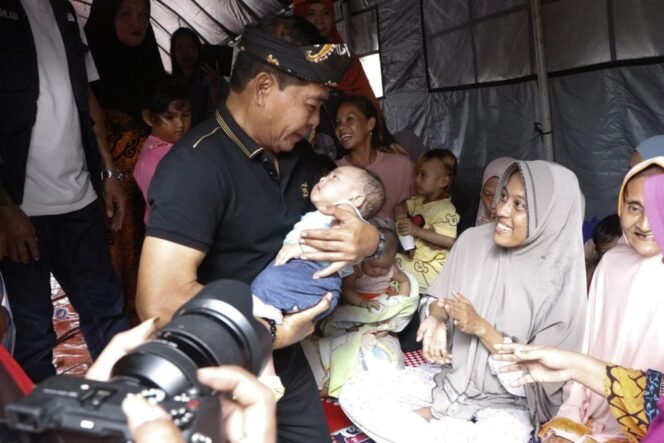 
					HADIR: Gubernur Zainal A Paliwang yang hadir di tengah-tengah masyarakat korban terdampak musibah kebakaran di Kota Tarakan. 

