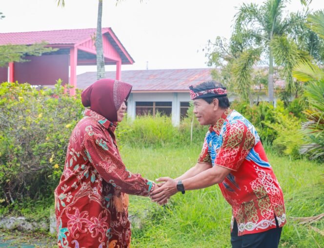 
					KEDATANGAN : Gubernur Kaltara, Drs H Zainal A Paliwang SH, M.Hum menyambut kedatangan Mensos RI Dr. (H.C.) Ir. Tri Rismaharini, M. T, di VIP Room Bandara Juwata, Kamis (2/11).


