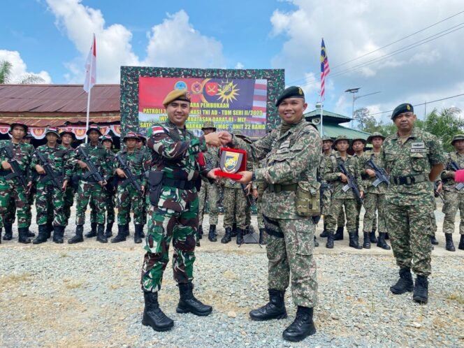 
					Satgas Pamtas RI-Malaysia Batalyon Arhanud 8/MBC bersama Pasukan Batalyon 22 RAMD Malaysia melaksanakan Patroli Terkoordinasi Seri II TA. 2023 di wilayah perbatasan darat RI-Malaysia tepatnya wilayah Sei Manggaris. Kalimantan Utara. Sabtu (04/11/23)

